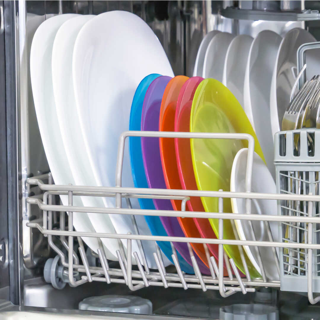 Bulaşıklarınızı Makineye Dizerken Yemek Artıklarından Temizleyin resmi