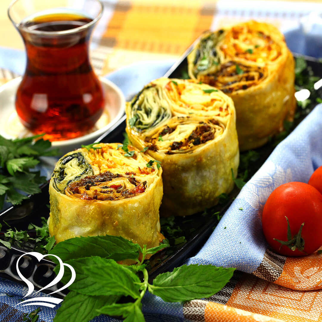 Üç Taraflı Renkli Kıymalı Ispanaklı Havuçlu Lor Peynirli Börek resmi