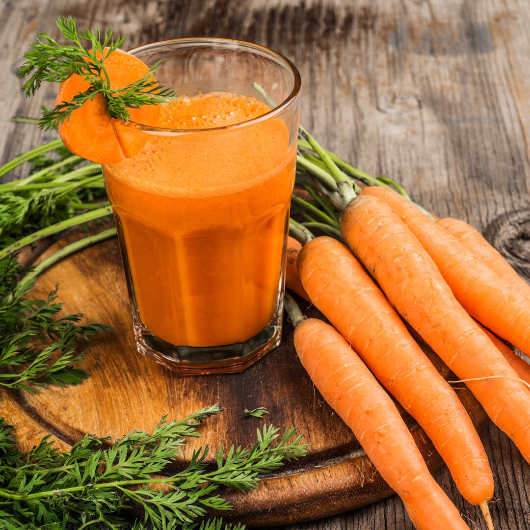 Свежевыжатая морковь. Морковный Фреш. Морковка сок. Свежий морковный сок. Морковный сок натуральный.