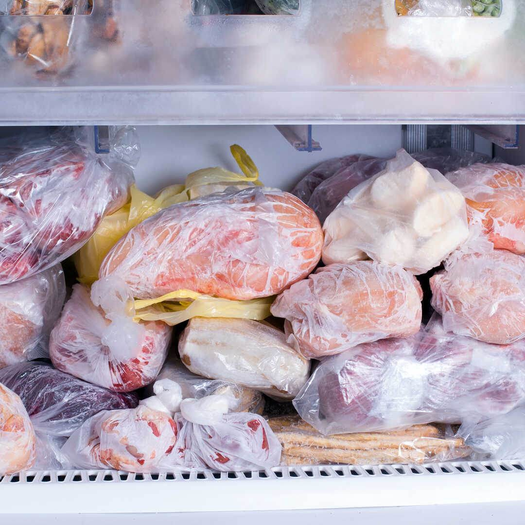 Заморозка в морозильной. Заморозка продуктов. Замороженные продукты. Холодильник для мяса. Хранение замороженного мяса.