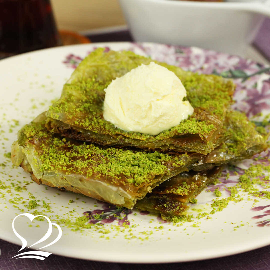 Baklava Yufkasından Tavada Kolay Fıstıklı Katmer resmi