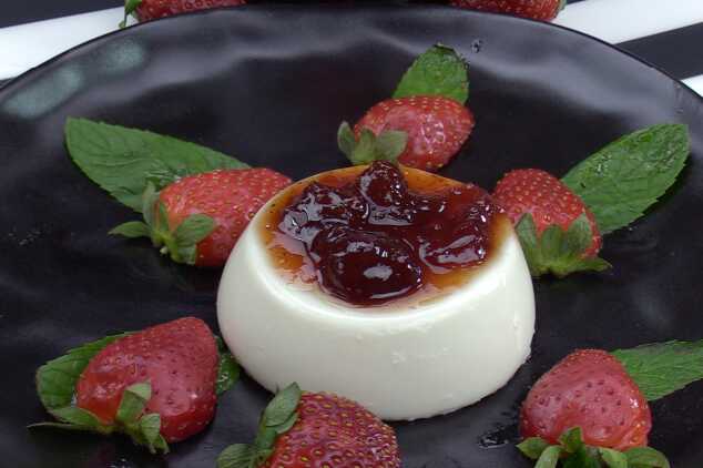 Çilek Reçelli Panna Cotta