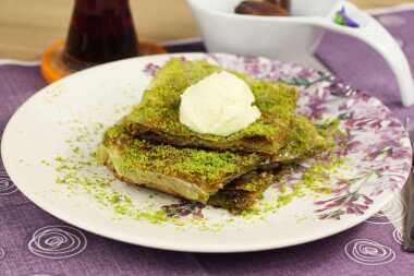 Baklava Yufkasından Tavada Kolay Fıstıklı Katmer