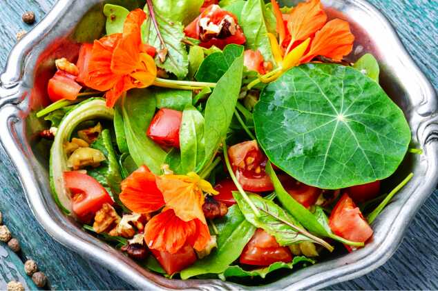 Hem Besleyici Hem Doyurucu 5 Malzemeli Salata Nasıl Hazırlanır?