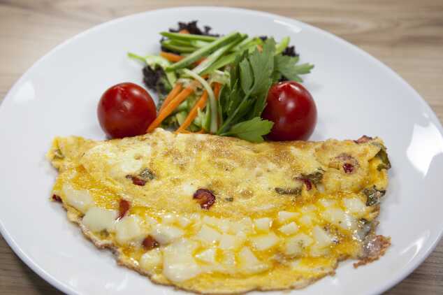Peynirli Omlet, tam kararında pofuduk bir omlet yapmaya ne dersiniz?