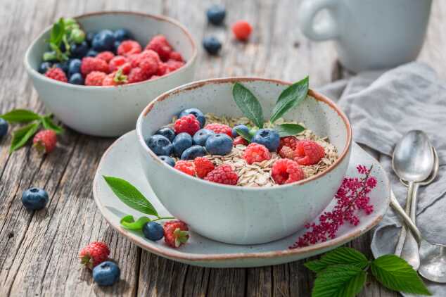 Sağlıklı yaz kahvaltıları isteyenler için meyveli müsli tarifleri