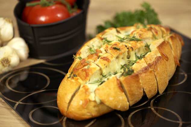 Sarımsaklı Ekmek, ekmeği sarımsakla ve kaşarla lezzetlendirin